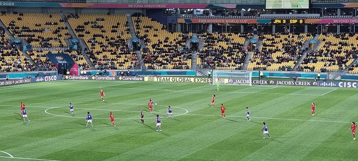 乘风破浪前行！酋长球场赛前亮出巨型TIFO，大战氛围拉满（封面配图）